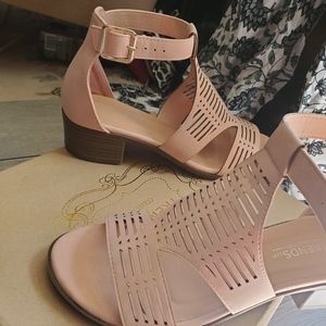 Womens sz 7 gilian style sandals in blush n.w.t
